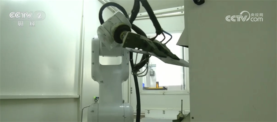 我国工业机器人产销量稳步增长参与多行业精细化生产(图2)
