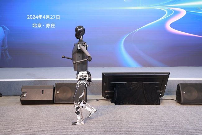 北京人形机器人创新中心发布通用人形机器人母平台“天工”(图1)