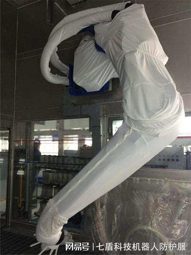 加工机器人防护服的应用与重要性(图1)