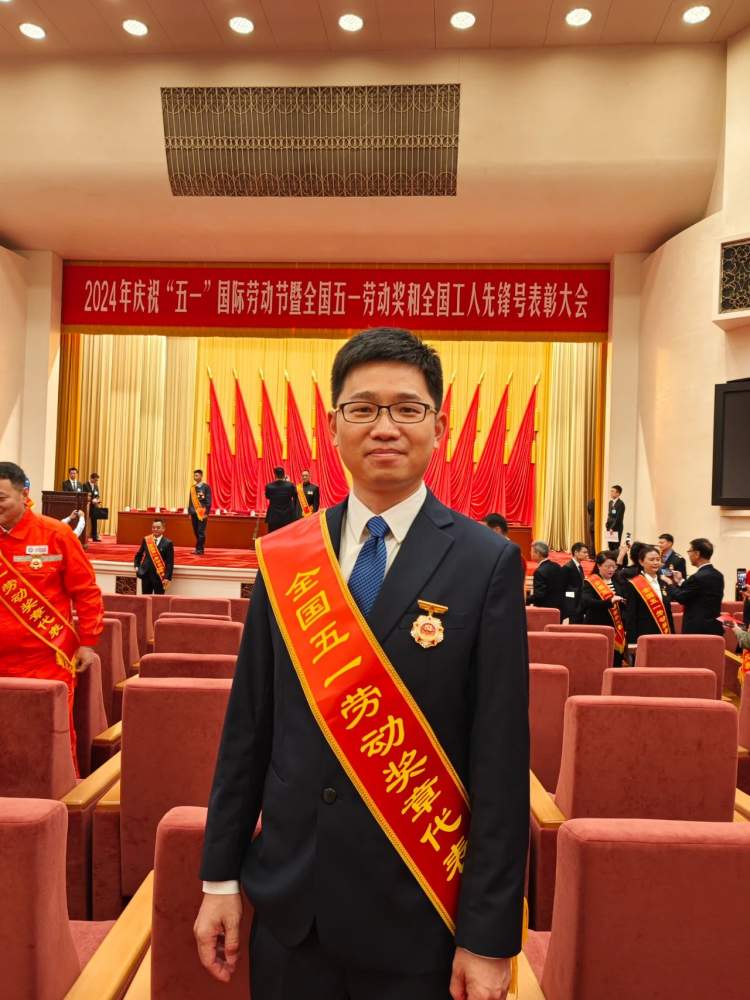 南翔镇丨人民大会堂领奖：这个南翔人治愈了工业机器人“帕金森症”(图1)
