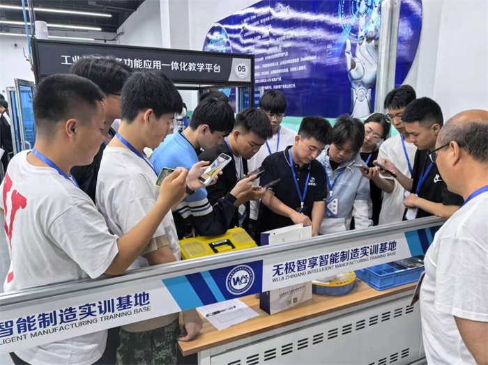 引航职业教育培育新质生产力——河北“工业机器人安装与编程”中职赛前培训盛大开班(图2)