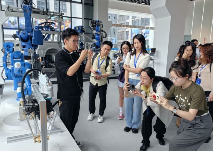 “新型工业化媒体调研行”四川站丨成都这个机器人创新中心不一般未来5年有望“机器人造”(图1)