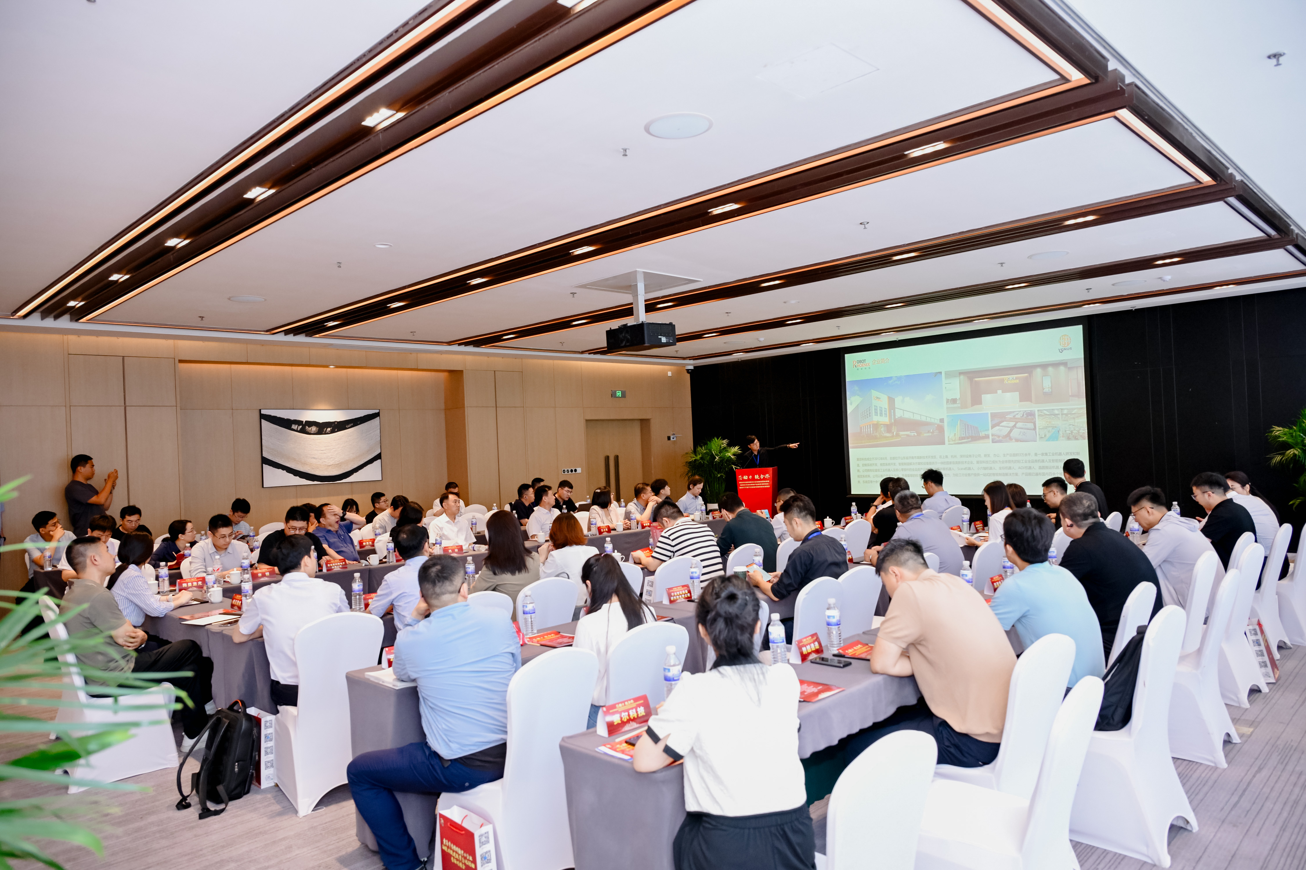 创“新”提“质”链动未来！青岛举办半导体、新型显示和智能制造装备产业链专场对接会(图2)