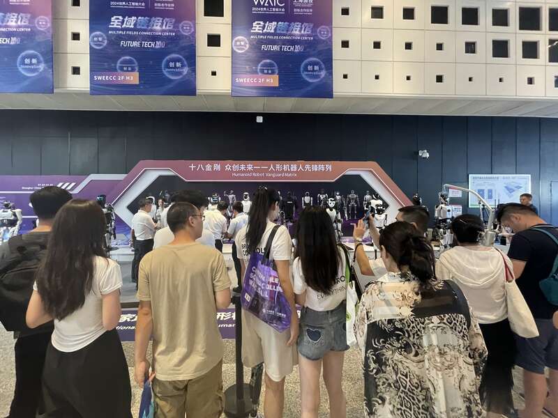 被围观的人形机器人：面临同质化挑战多久能走进家庭(图1)