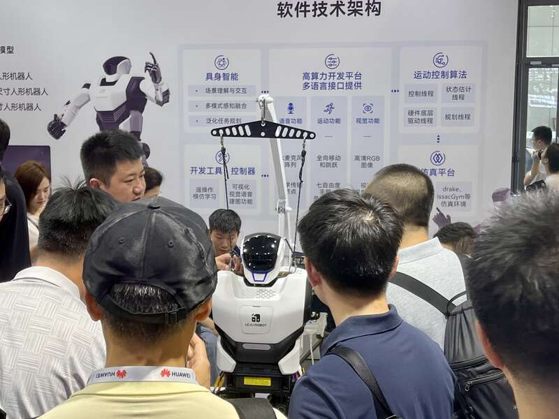 被围观的人形机器人：面临同质化挑战多久能走进家庭(图2)