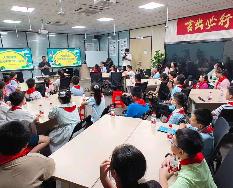 合肥红领巾科普讲堂走进智能制造工厂(图1)