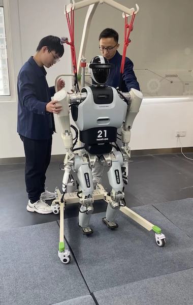 人形机器人迈开腿AI大模型加速跑上海人工智能产业实现三个倍增(图1)