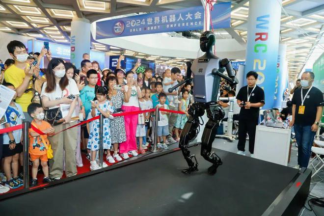 对话蓝驰创投合伙人曹巍：大模型和工业机器人结合不是伪命题｜甲子光年(图1)