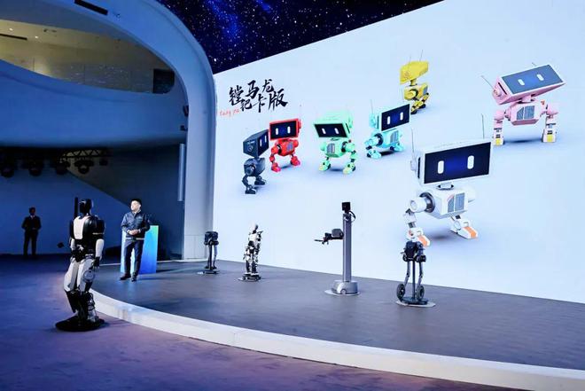 国内首款！“成都造”人形机器人产品矩阵正式亮相(图3)