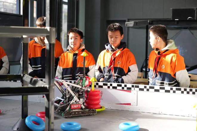 体验直播电商、数智设计、机器人技术……闵行14000名学生开启职业探索之旅(图2)