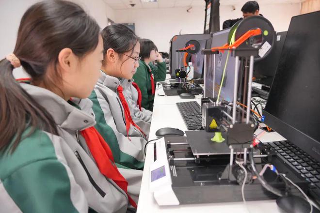 体验直播电商、数智设计、机器人技术……闵行14000名学生开启职业探索之旅(图3)