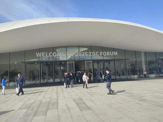 跑步跳舞、下棋作画！看机器人来“整活儿”了｜中关村探馆(图1)