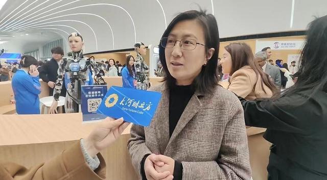 跑步跳舞、下棋作画！看机器人来“整活儿”了｜中关村探馆(图2)