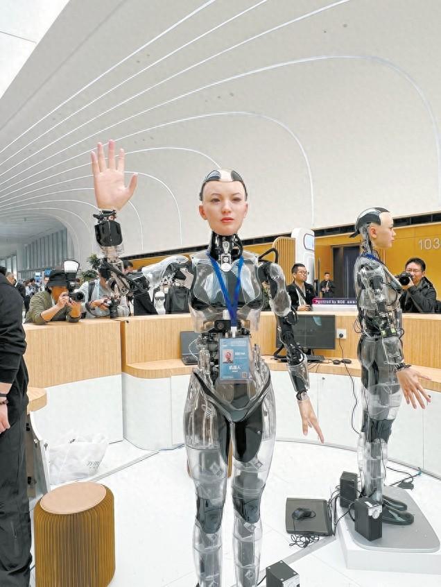 《环球时报》记者在2025中关村论坛年会倾听：外国专家畅谈人形机器人未来路径(图1)