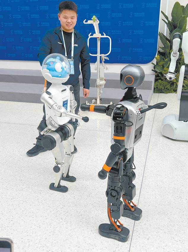 《环球时报》记者在2025中关村论坛年会倾听：外国专家畅谈人形机器人未来路径(图2)