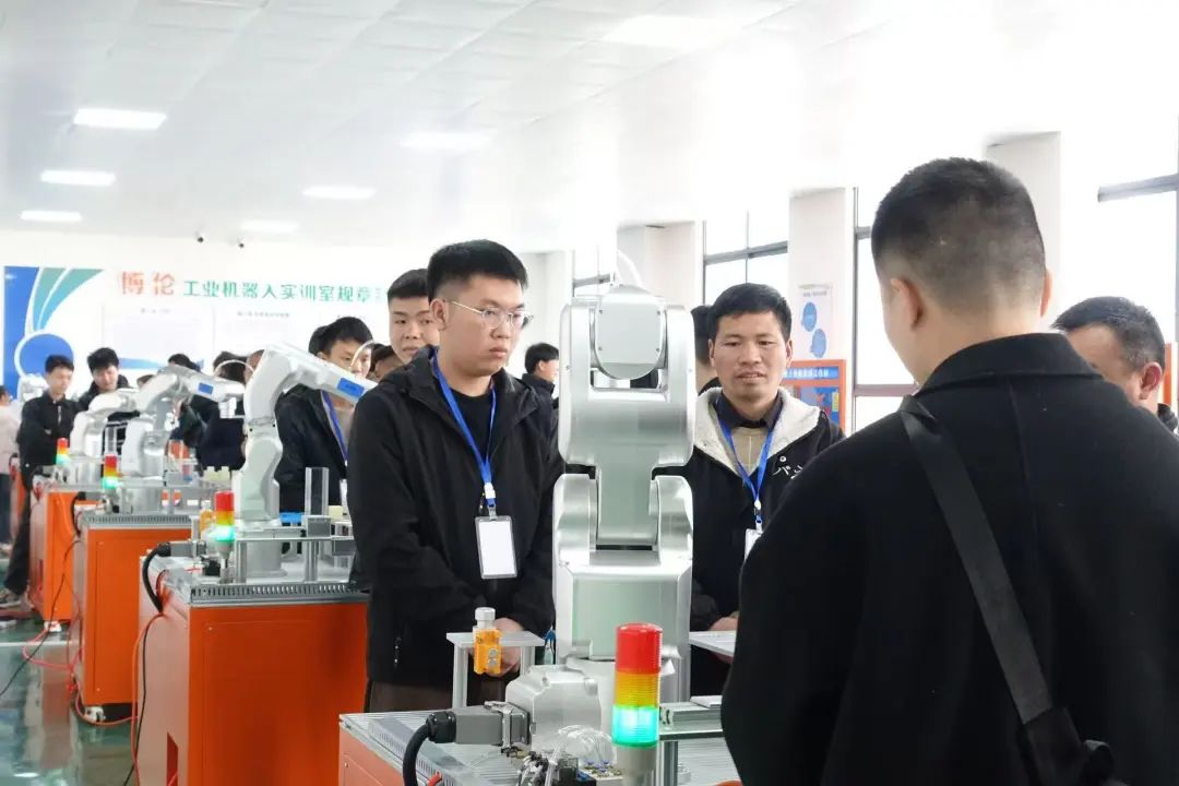 黔南州开办全省首家工业机器人培训班开启人才与产业升级新篇(图1)
