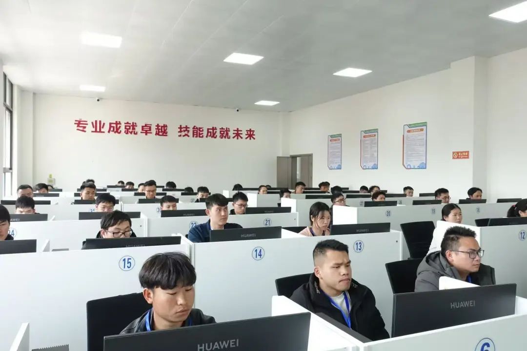 黔南州开办全省首家工业机器人培训班开启人才与产业升级新篇(图3)