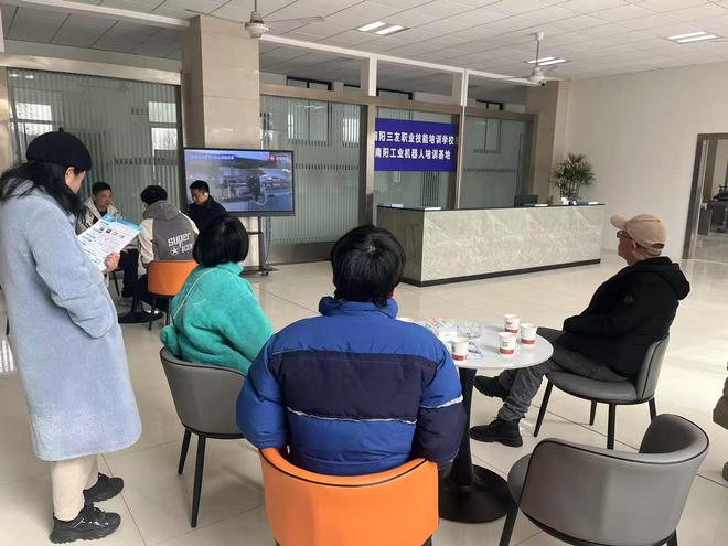 @南阳人工业机器人培训这个风口岂能错过！(图3)