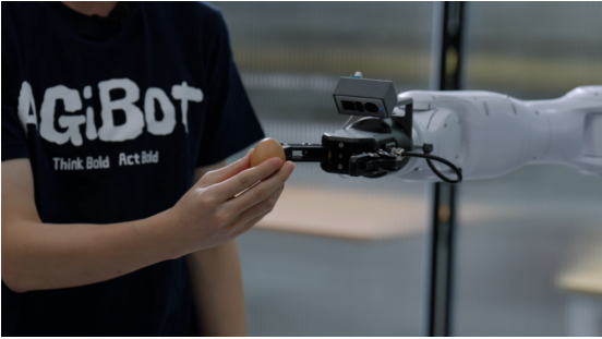 智元发布新一代工业具身智能机器人精灵G2已开启首批商用交付_通信世界网(图2)