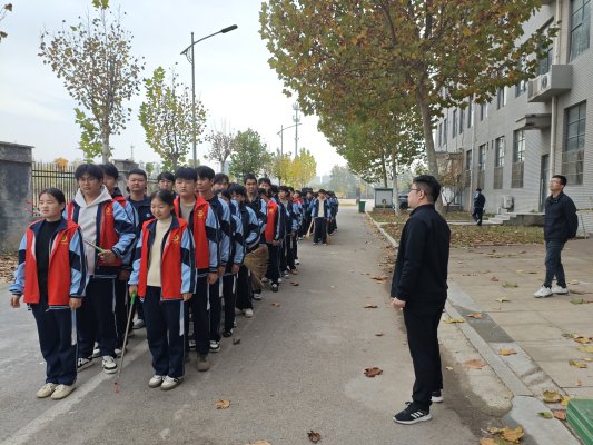 智“造”洁净情暖社区丨菏泽工程技师学院智能制造工程系开展社区清扫公益行动(图2)