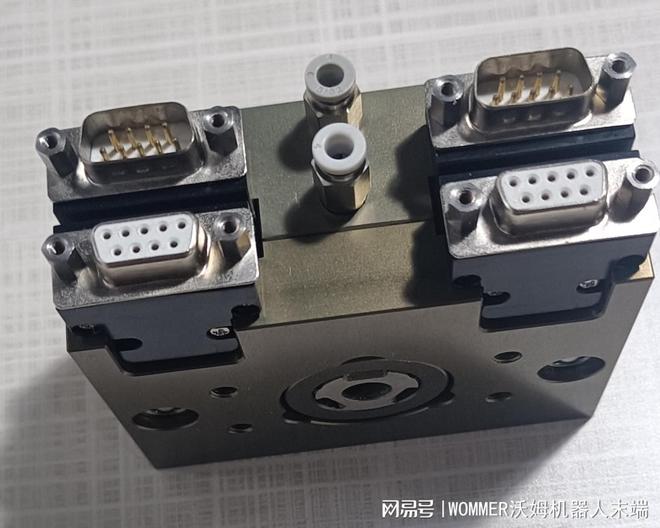 创新引领工业新潮流:机器人方形快换盘在末端夹爪切换(图1)