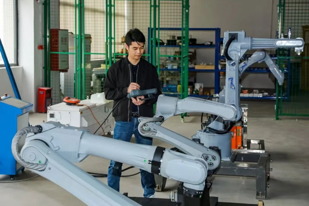 “订单爆满春节前停止接单”！这里的机器人各有绝活(图2)