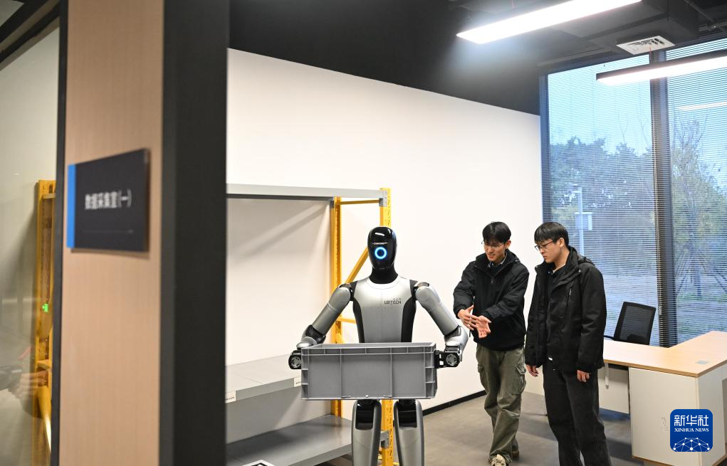 新春走基层丨广西柳州：00后“奶爸”教机器人学“做人”(图3)