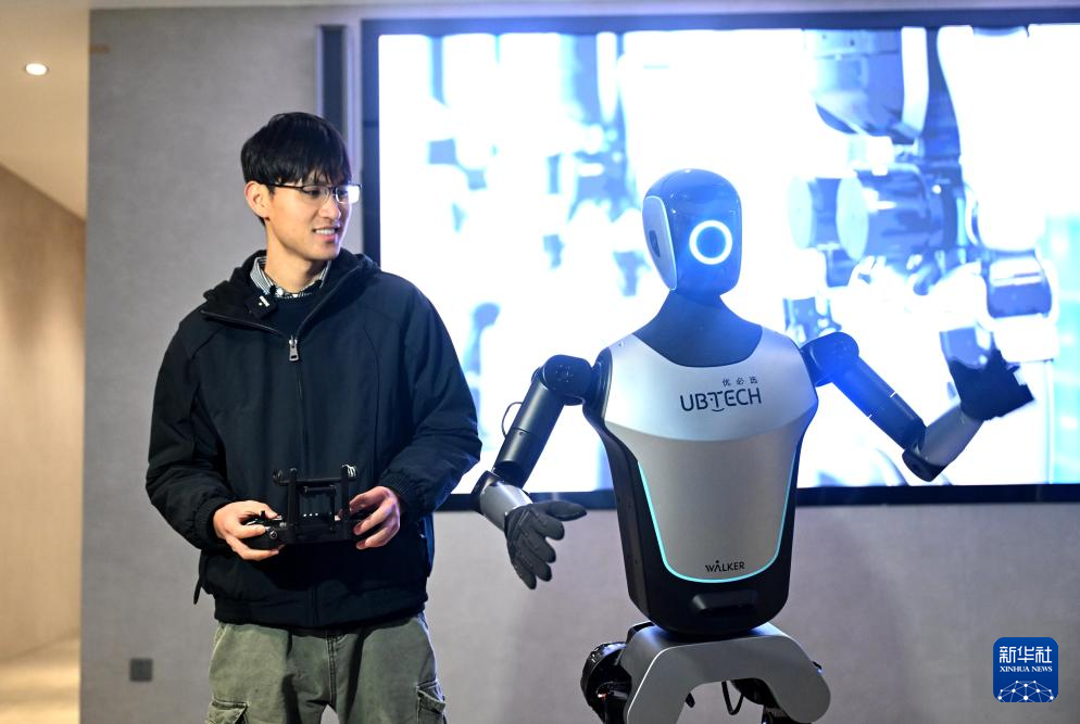 新春走基层丨广西柳州：00后“奶爸”教机器人学“做人”(图2)