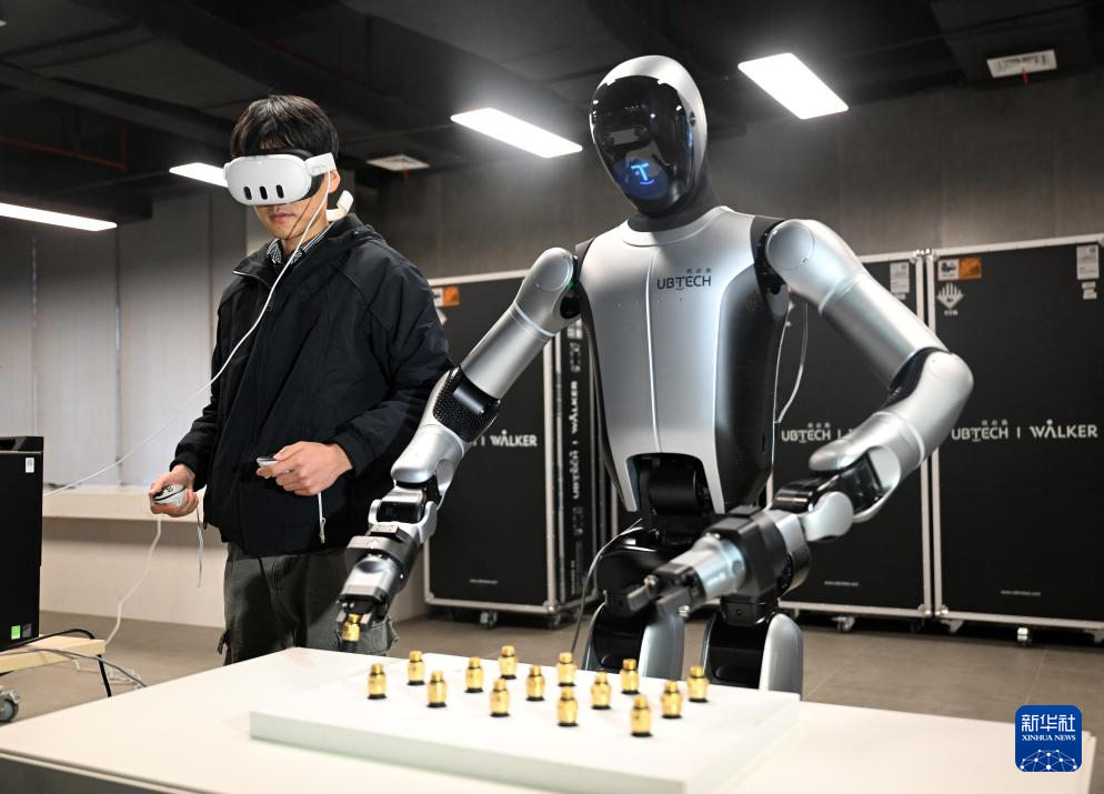 新春走基层丨广西柳州：00后“奶爸”教机器人学“做人”(图4)