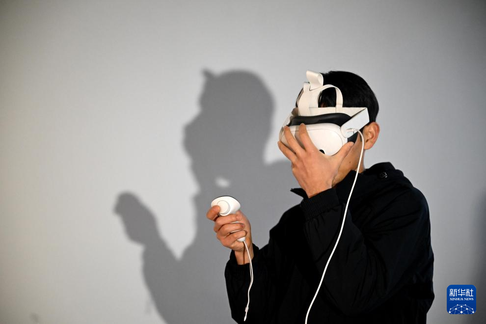 新春走基层丨广西柳州：00后“奶爸”教机器人学“做人”(图6)