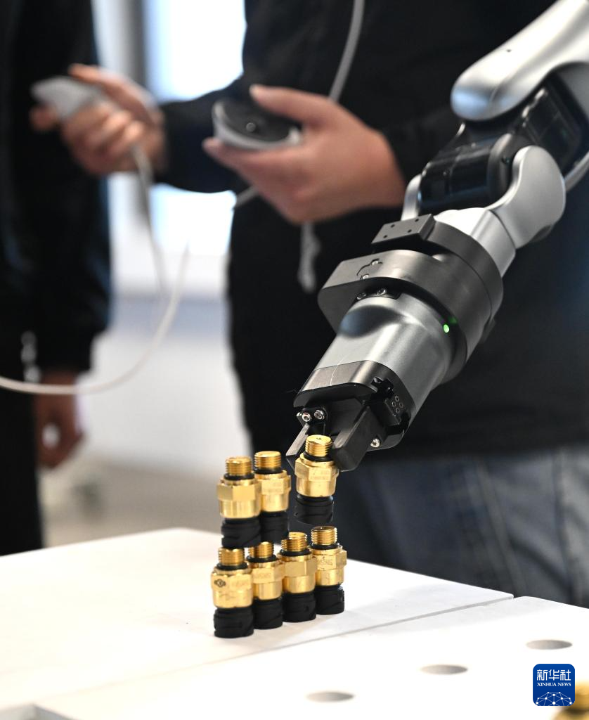 新春走基层丨广西柳州：00后“奶爸”教机器人学“做人”(图7)