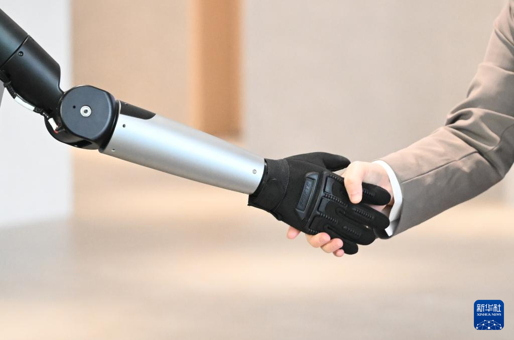 新春走基层丨广西柳州：00后“奶爸”教机器人学“做人”(图8)