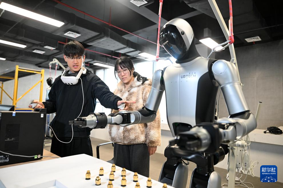 新春走基层丨广西柳州：00后“奶爸”教机器人学“做人”(图9)