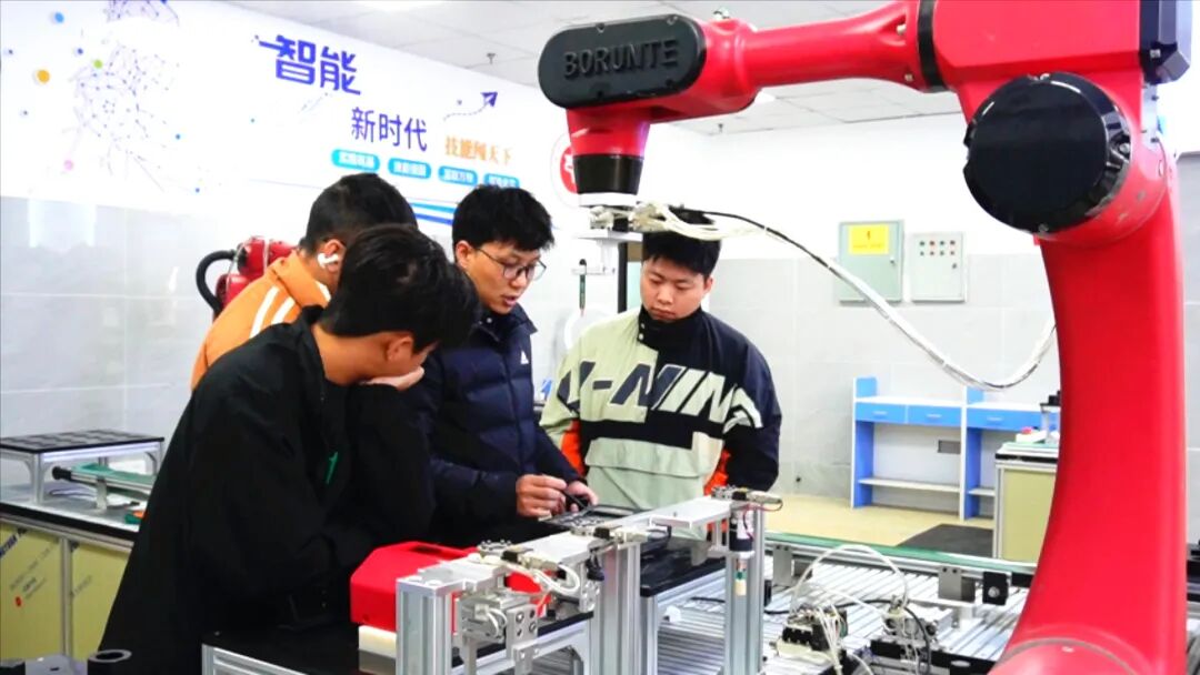 2026年4月重庆巴蜀职校开启国产工业机器人系统运维高薪学习新篇章(图1)